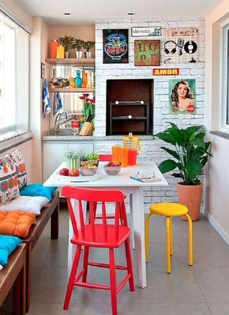 37. Quadrinhos decorativos para decoração de apartamento com área gourmet pequena e simples – Foto: Fashionismo