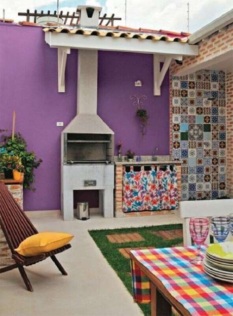 38. Revestimento colorido para decoração de área gourmet simples com churrasqueira – Foto: Larissa Carbone Arquitetura