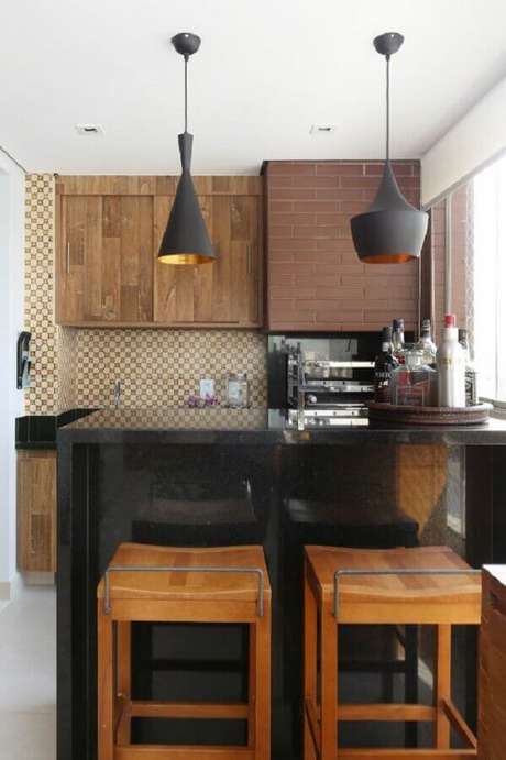 45. Decoração em preto e marrom para área gourmet pequena e simples – Foto: Bianchi & Lima Arquitetura