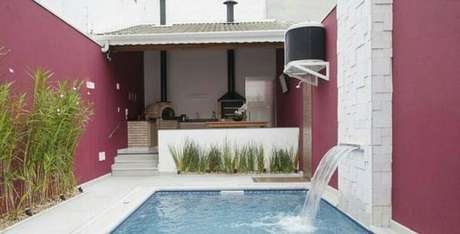 50. Piscina com cascata para decoração de área gourmet externa simples – Foto: Dicas Decor