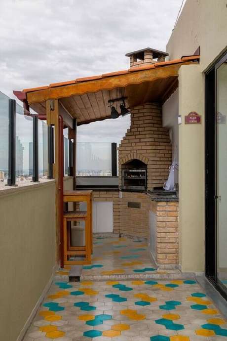 51. Piso colorido para decoração de área gourmet pequena e simples com churrasqueira de alvenaria – Foto: Casa de Valentina