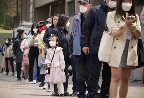 Pessoas com máscara para evitar disseminação do coronavírus em fila para votar em eleição na Coreia do Sul 15/04/2020 REUTERS/Kim Hong-Ji