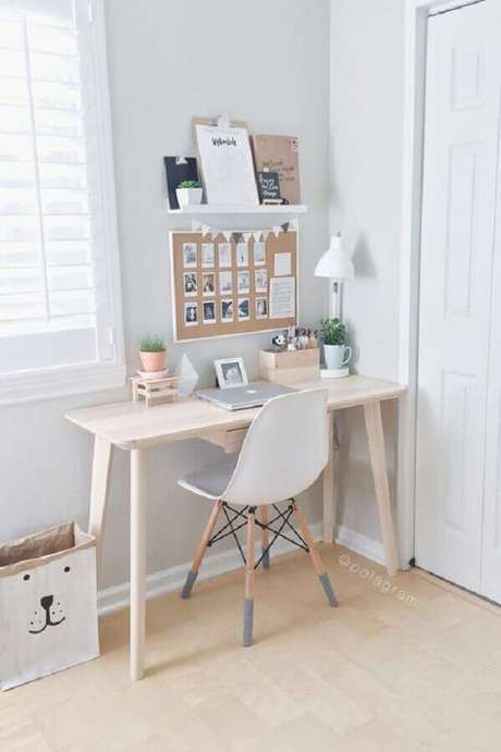 12. Decoração clean para cantinho de estudo Tumblr com escrivaninha de madeira – Foto: Pinterest 12. Decoração clean para cantinho de estudo Tumblr com escrivaninha de madeira – Foto: Pinterest