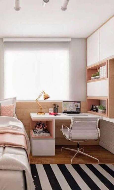 35. Decoração de cantinho de estudo pequeno para quarto feminino planejado em branco e rosa – Foto: Pinterest 35. Decoração de cantinho de estudo pequeno para quarto feminino planejado em branco e rosa – Foto: Pinterest