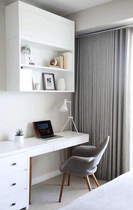 50. Escrivaninha branca para cantinho de estudo pequeno com decoração minimalistas – Foto: Arquidicas 50. Escrivaninha branca para cantinho de estudo pequeno com decoração minimalistas – Foto: Arquidicas