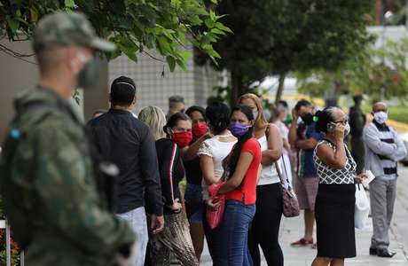 Fuzileiro, com máscara de proteção, patrulha lado de fora de hospital em Manaus
17/04/2020
REUTERS/Bruno Kelly