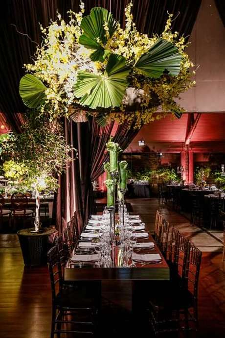 31. Festa decorada com palmeira leque – Via: Pinterest 31. Festa decorada com palmeira leque – Via: Pinterest