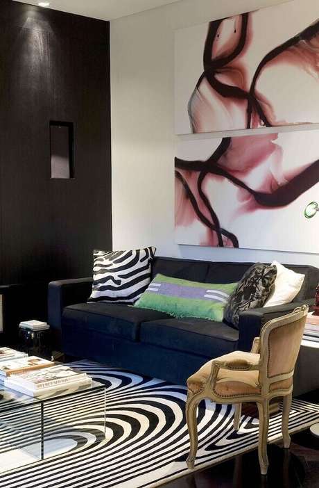 48. Quadros decorativos abstratos para sala simples decorada com tapete preto e branco e sofá azul escuro – Foto: Zize Zink Arquitetura 48. Quadros decorativos abstratos para sala simples decorada com tapete preto e branco e sofá azul escuro – Foto: Zize Zink Arquitetura