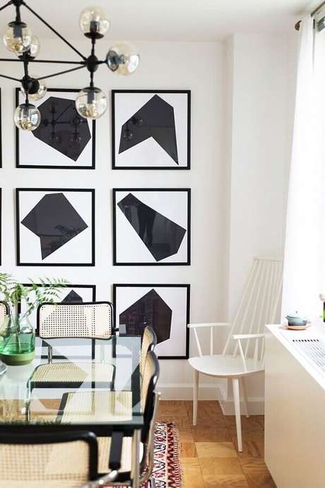 57. Sala de jantar decorada com conjunto de quadros decorativos abstratos preto e branco – Foto: Pinterest 57. Sala de jantar decorada com conjunto de quadros decorativos abstratos preto e branco – Foto: Pinterest