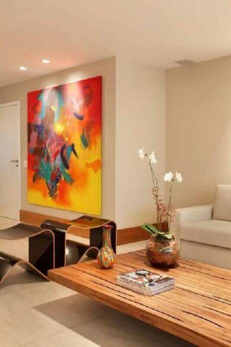 62. Sala decorada em cores neutras com quadros abstratos coloridos – Foto: Archidea 62. Sala decorada em cores neutras com quadros abstratos coloridos – Foto: Archidea