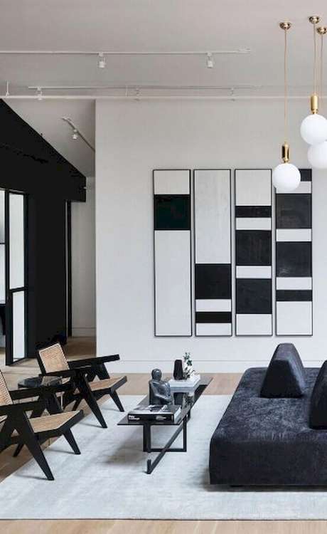 66. Sala moderna preta e branca decorada com quadros decorativos abstratos – Foto: Pinterest 66. Sala moderna preta e branca decorada com quadros decorativos abstratos – Foto: Pinterest