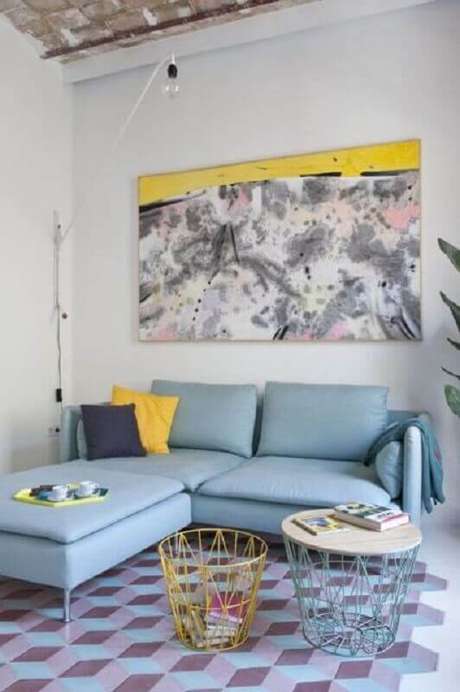 67. Sala simples decorada com quadro abstrato grande e sofá azul claro com chaise – Foto: Archilovers 67. Sala simples decorada com quadro abstrato grande e sofá azul claro com chaise – Foto: Archilovers