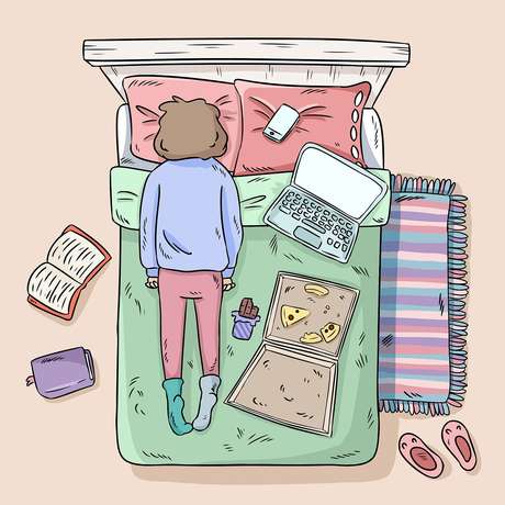 Retrato de isolamento: mulher na cama com livros, computadores, pizza e chocolate.