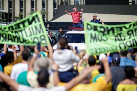 Bolsonaro discursa em ato, em Brasília, em que manifestantes pediam intervenção militar 19/4/2020 REUTERS/Ueslei Marcelino