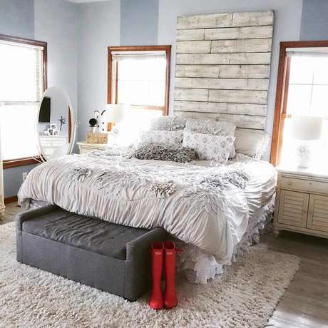 59. A cabeceira de pallet pode ser feita sob medida para sua parede. Fonte: Pinterest 59. A cabeceira de pallet pode ser feita sob medida para sua parede. Fonte: Pinterest