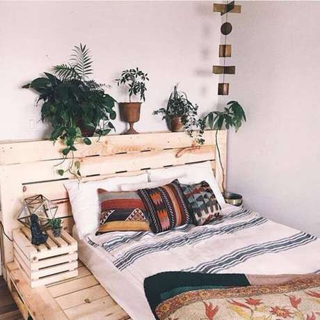 25. As plantas podem decorar lindamente sua cabeceira de pallet. Fonte: Pinterest 25. As plantas podem decorar lindamente sua cabeceira de pallet. Fonte: Pinterest