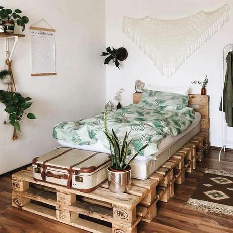 10. Cabeceira de cama de pallet solteiro traz um toque ainda mais especial para o cômodo. Fonte: Pinterest 10. Cabeceira de cama de pallet solteiro traz um toque ainda mais especial para o cômodo. Fonte: Pinterest
