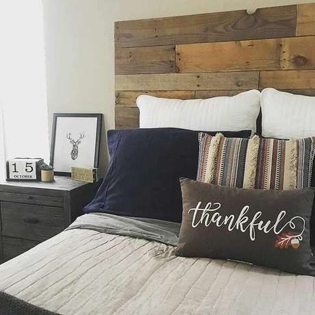 63. O criado mudo de madeira se harmoniza com a cabeceira de pallet. Fonte: Pinterest 63. O criado mudo de madeira se harmoniza com a cabeceira de pallet. Fonte: Pinterest