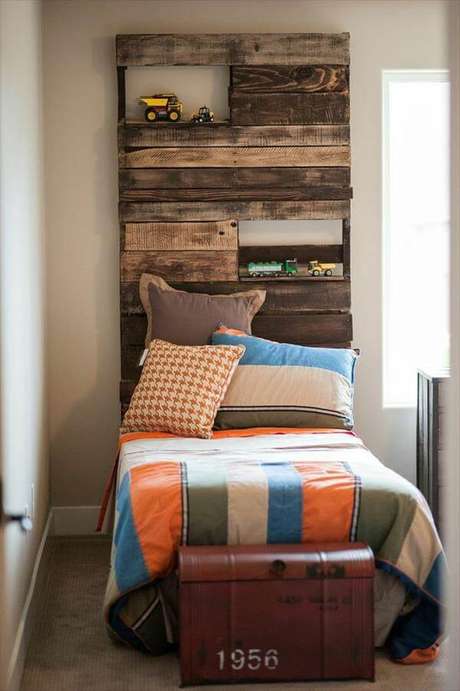 5. Os nichos da cabeceira de pallet servem como prateleira para brinquedos. Fonte: Pinterest 5. Os nichos da cabeceira de pallet servem como prateleira para brinquedos. Fonte: Pinterest