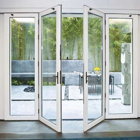 14. Área externa decorada com porta francesa de vidro com estrutura branca – Foto: Pinterest 14. Área externa decorada com porta francesa de vidro com estrutura branca – Foto: Pinterest