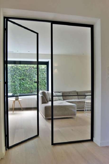 20. Decoração de casa minimalista com porta francesa de vidro e alumínio preto – Foto: Pinterest 20. Decoração de casa minimalista com porta francesa de vidro e alumínio preto – Foto: Pinterest