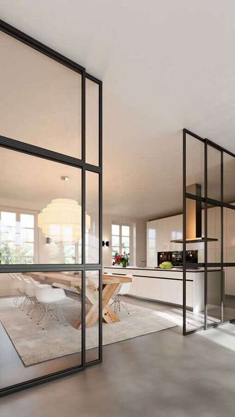 22. Cozinha ampla decorada com porta francesa de correr de vidro e alumínio preto – Foto: ArchZine 22. Cozinha ampla decorada com porta francesa de correr de vidro e alumínio preto – Foto: ArchZine