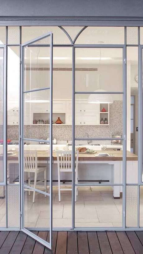 12. Decoração clean para cozinhas com portas francesas – Foto: Architecture Art Designs 12. Decoração clean para cozinhas com portas francesas – Foto: Architecture Art Designs
