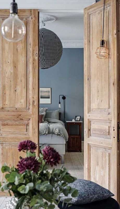 31. Decoração rústica com porta francesa de madeira para quarto – Foto: Architecture Art Designs 31. Decoração rústica com porta francesa de madeira para quarto – Foto: Architecture Art Designs