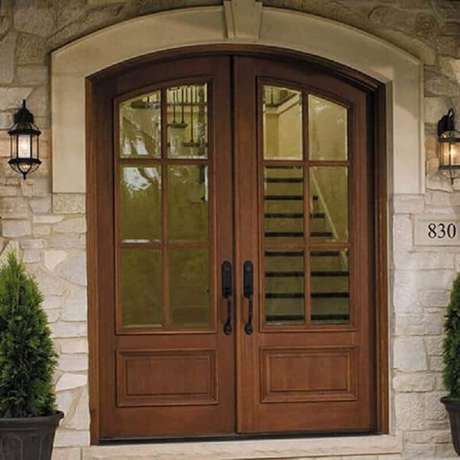 34. Fachada com porta francesa de madeira e vidro com design clássico – Foto: Dream Exterior 34. Fachada com porta francesa de madeira e vidro com design clássico – Foto: Dream Exterior