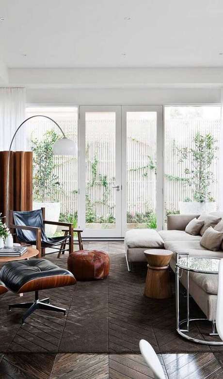 13. Sala de estar decorada com porta francesa branca – Foto: Pinterest 13. Sala de estar decorada com porta francesa branca – Foto: Pinterest
