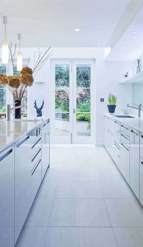 47. Decoração toda branca para cozinha com portas francesas – Foto: Pinterest 47. Decoração toda branca para cozinha com portas francesas – Foto: Pinterest