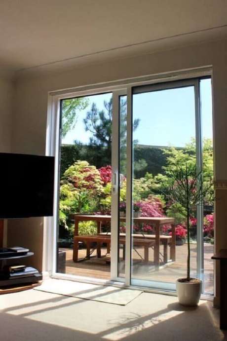 56. Sala com porta francesa de correr para varanda com jardim – Foto: Webcomunica 56. Sala com porta francesa de correr para varanda com jardim – Foto: Webcomunica