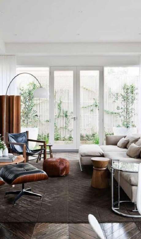 61. Sala de estar decorada com porta francesa branca com vidro – Foto: Pinterest 61. Sala de estar decorada com porta francesa branca com vidro – Foto: Pinterest