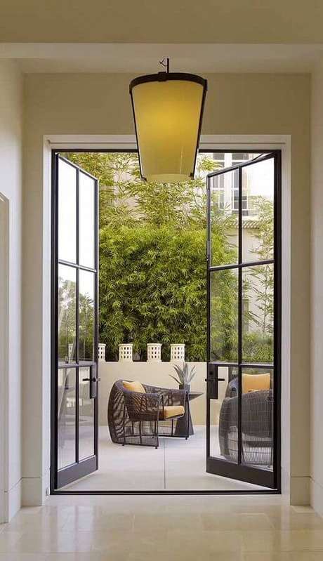 64. Varanda decorada com porta francesa de vidro e alumínio – Foto: Archello 64. Varanda decorada com porta francesa de vidro e alumínio – Foto: Archello