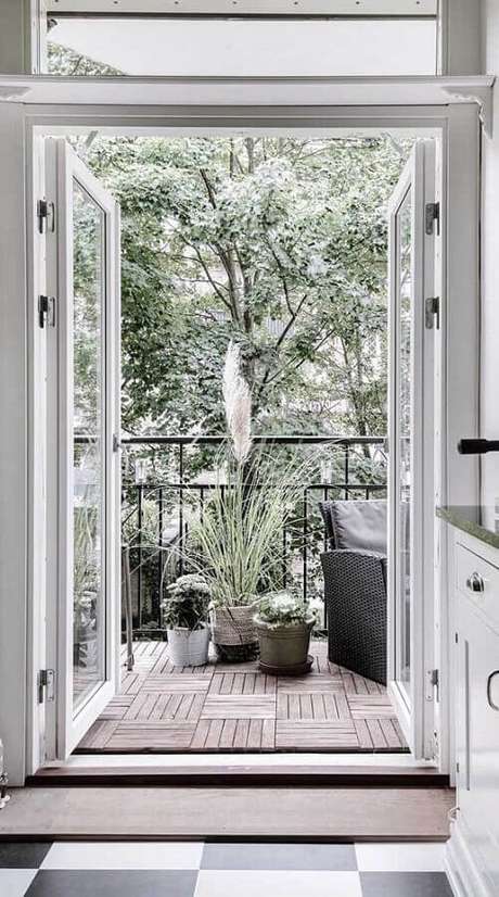 65. Varanda decorada com porta francesa de vidro e estrutura branca – Foto: Architecture Art Designs 65. Varanda decorada com porta francesa de vidro e estrutura branca – Foto: Architecture Art Designs
