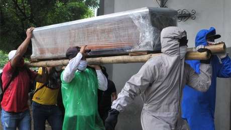 Those responsible for transporting the coffin must take the greatest precautions.