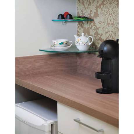 13. Decoração de cantinho do café com prateleira de vidro de canto – Foto: Pinterest 13. Decoração de cantinho do café com prateleira de vidro de canto – Foto: Pinterest