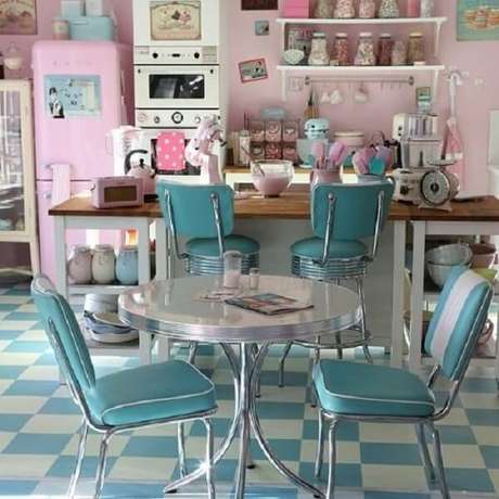 25. Rosa e azul são ótimas escolhas de cores para uma cozinha vintage – Foto: Dellycatas 25. Rosa e azul são ótimas escolhas de cores para uma cozinha vintage – Foto: Dellycatas