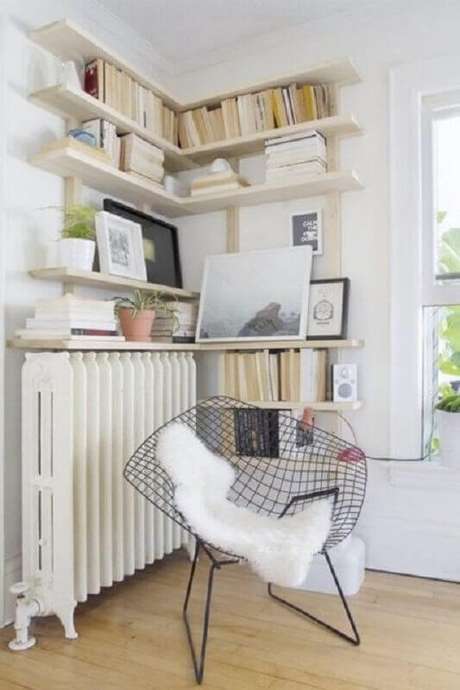 14. Decoração clean com prateleira de canto de madeira – Foto: Apartment Therapy 14. Decoração clean com prateleira de canto de madeira – Foto: Apartment Therapy