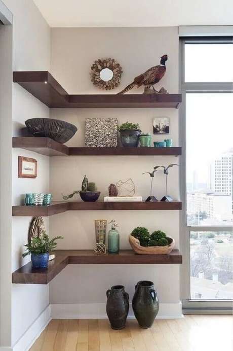 17. A prateleira de canto de madeira aqui foi decorada com vários objetos diferentes – Foto: House Beautiful 17. A prateleira de canto de madeira aqui foi decorada com vários objetos diferentes – Foto: House Beautiful