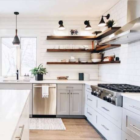 21. Decoração clean com prateleira de canto de madeira para cozinha planejada com estilo clássico – Foto: House Beatiful 21. Decoração clean com prateleira de canto de madeira para cozinha planejada com estilo clássico – Foto: House Beatiful