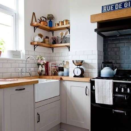 22. Decoração com prateleira de canto de madeira pra cozinha planejada com bancada de madeira – Foto: Dcore Você 22. Decoração com prateleira de canto de madeira pra cozinha planejada com bancada de madeira – Foto: Dcore Você
