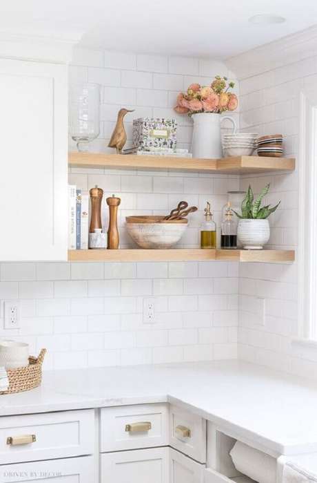 24. A cozinha clean com prateleira de canto de madeira ganha um toque charmoso na decoração – Foto: Kris Driven by Decor 24. A cozinha clean com prateleira de canto de madeira ganha um toque charmoso na decoração – Foto: Kris Driven by Decor