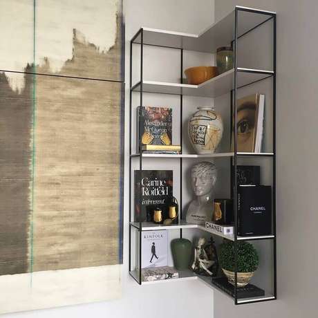 40. A estrutura metálica deu um toque moderno na prateleira de canto – Foto: Apartamento NZ 40. A estrutura metálica deu um toque moderno na prateleira de canto – Foto: Apartamento NZ