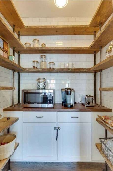 50. Prateleira de canto para cozinha simples e pequena – Foto: Pinterest 50. Prateleira de canto para cozinha simples e pequena – Foto: Pinterest