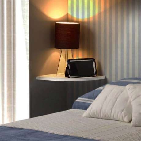54. Prateleira de canto para quarto decorado com papel de parede listrado azul e branco – Foto: Pinterest 54. Prateleira de canto para quarto decorado com papel de parede listrado azul e branco – Foto: Pinterest