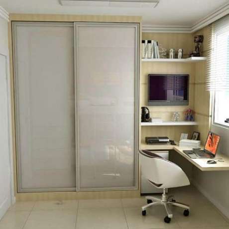 55. Prateleira de canto para quarto planejado com home office – Foto: Pinterest 55. Prateleira de canto para quarto planejado com home office – Foto: Pinterest