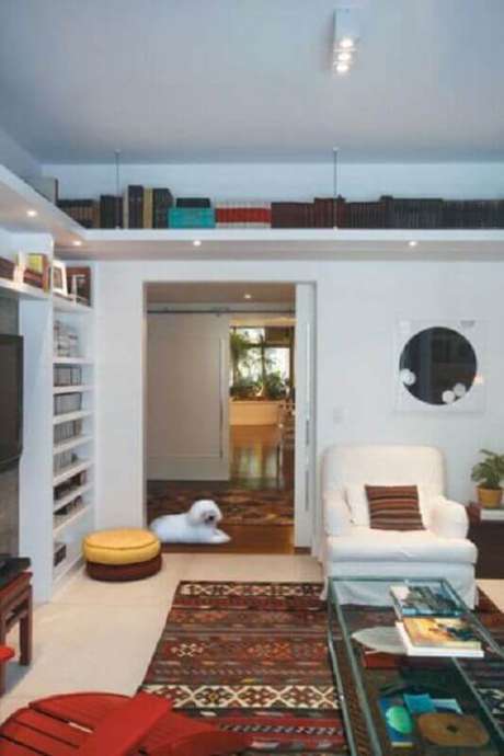 59. Decoração simples para sala com prateleira de canto com iluminação embutida – Foto: Stillo e Decor 59. Decoração simples para sala com prateleira de canto com iluminação embutida – Foto: Stillo e Decor