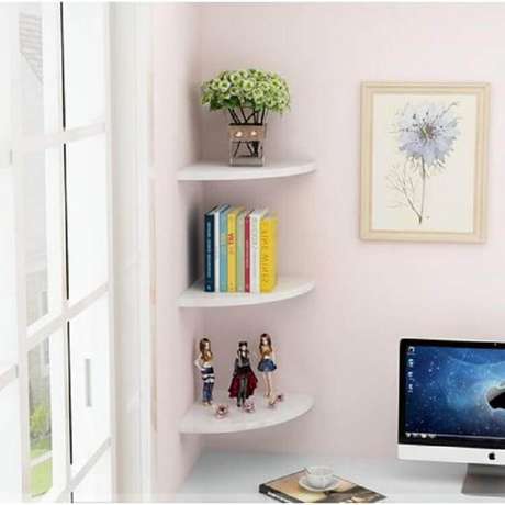 60. Decoração com prateleira de canto pequena com acabamento arredondado – Foto: ArchZine 60. Decoração com prateleira de canto pequena com acabamento arredondado – Foto: ArchZine
