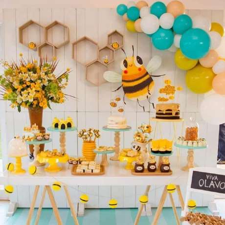 10. Delicada decoração de festa infantil com tema abelhas e mel – Foto: Vanessa Ambiel 10. Delicada decoração de festa infantil com tema abelhas e mel – Foto: Vanessa Ambiel